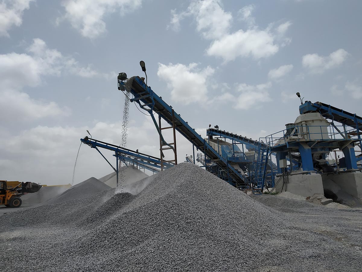 Robust. Reliable. Crushing and sizing equipment that’s up to the task.